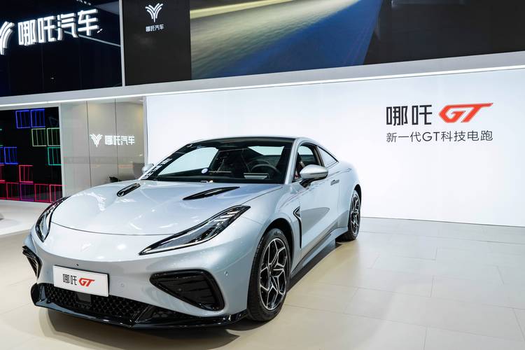 东莞108哪吒汽车在智能汽车领域的表现，领途汽车在新能源汽车市场中的影响力